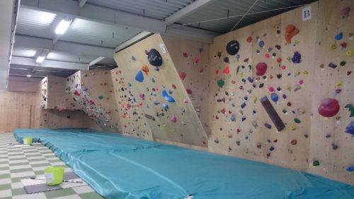 徳島県のクライミング施設「ボルダリングジム Roots」